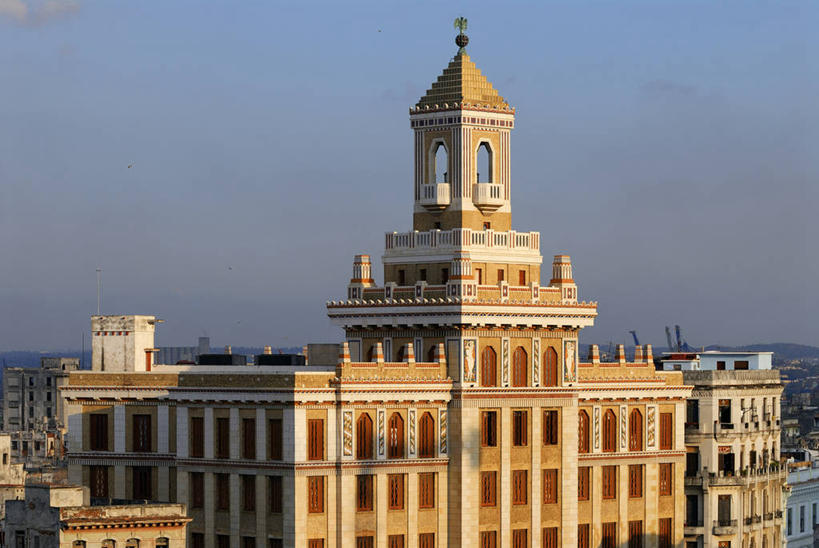 无人,横图,室外,白天,正面,旅游,度假,名胜古迹,窗户,标志建筑,地标,建筑,古巴,一排,许多,阴影,遗迹,整齐,并列,并排,时间,光线,时钟,影子,堡垒,城堡,墙,云,云朵,钟楼,首都,很多,计时,云彩,古迹,文物,娱乐,建设,古建筑,玻璃窗,墙壁,墙面,排列,蓝色,灰色,白云,蓝天,天空,阳光,钟表,天,享受,休闲,表,旅游胜地,放松,晴朗,北美,北美洲,要塞,队列,美洲,平行,古文明,哈瓦那,北亚美利加洲,亚美利加洲,塔钟,古巴共和国,设防,钟,晴空,彩图,哈瓦那市,夏湾拿