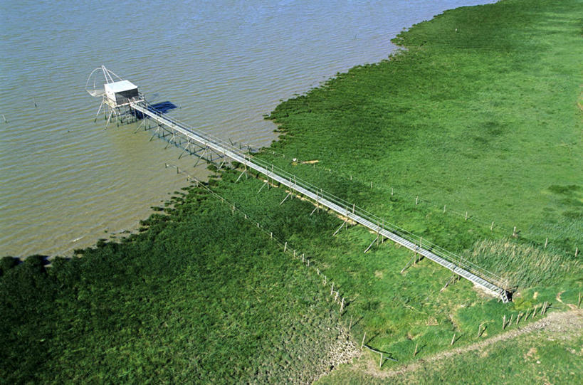 无人,家,横图,俯视,航拍,室外,白天,旅游,度假,草地,草坪,河流,美景,水,植物,法国,欧洲,阴影,光线,木板,影子,房屋,屋子,河水,景观,水流,桥,木桥,娱乐,楼房,住宅,栈桥,草,绿色,阳光,自然,享受,休闲,景色,放松,人行桥,木板桥,西欧,鸟瞰,法兰西,自然风光,法兰西共和国,卢瓦尔河地区,法兰西第五共和国,卢瓦尔,卢瓦尔大区,卢瓦尔河大区,彩图,高角度拍摄,房子,大西洋岸卢瓦尔省,大西洋卢瓦尔省,圣纳泽尔区