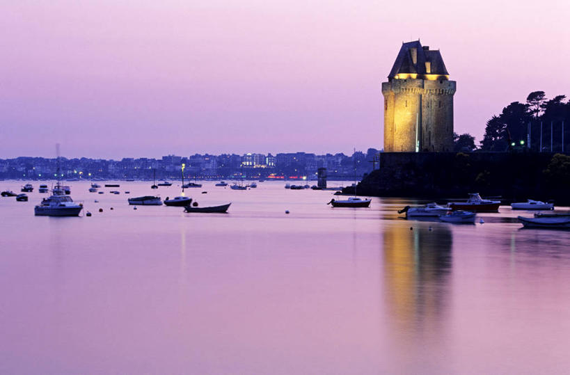 无人,横图,室外,白天,正面,旅游,度假,海浪,海洋,美景,日落,植物,轮船,船,法国,欧洲,阴影,光线,影子,景观,浪花,晚霞,霞光,落日,塔,灯光,娱乐,树,树木,绿色,自然,海水,黄昏,交通工具,享受,休闲,景色,彩霞,放松,生长,成长,布列塔尼,西欧,圣马洛,法兰西,自然风光,载具,海景,法兰西共和国,首府,法兰西第五共和国,夕照,薄暮,布列塔尼地区,伊勒.维莱讷省,大海,风浪,海,海水的波动,近岸浪,涌浪,夕阳,彩图,傍晚,圣马洛区,斜阳,圣马罗