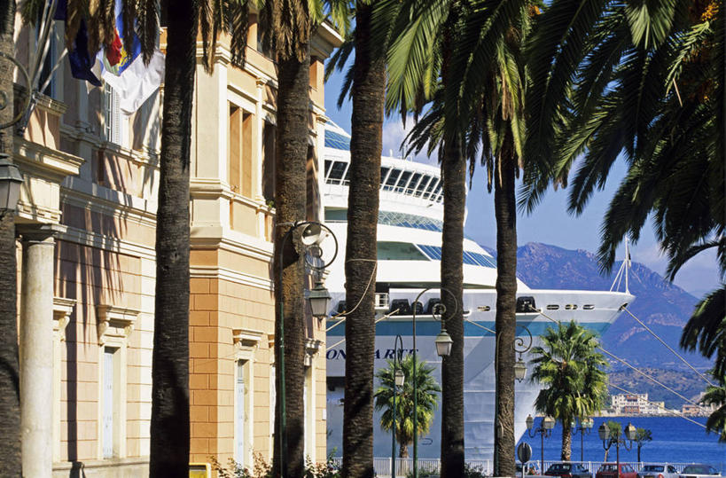 无人,家,横图,室外,白天,正面,度假,海浪,海洋,石头,美景,山,山脉,植物,城市风光,城市,船,客轮,棕榈树,叶子,法国,欧洲,一艘,阴影,光线,石子,影子,房屋,墙,屋子,景观,浪花,山峰,公寓,绿叶,山峦,娱乐,洋房,楼房,墙壁,墙面,住宅,树,树木,蓝色,绿色,蓝天,天空,阳光,自然,海水,交通工具,群山,天,享受,休闲,嫩叶,景色,放松,生长,晴朗,成长,科西嘉,科西嘉岛,西欧,渡轮,法兰西,客船,载具,海景,棕榈叶,万里无云,法兰西共和国,首府,法兰西第五共和国,南科西嘉,阿雅克肖,阿雅克修,南科西嘉省,科西嘉大区,叶,叶片,大海,风浪,海,海水的波动,近岸浪,石块,岩石,涌浪,晴空,晴空万里,棕树,棕榈,彩图,房子