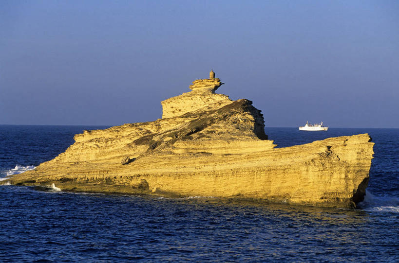 无人,横图,室外,白天,正面,旅游,度假,海浪,海洋,石头,美景,轮船,船,法国,欧洲,一艘,阴影,光线,石子,影子,景观,浪花,悬崖,娱乐,蓝色,蓝天,天空,阳光,自然,海水,交通工具,天,享受,休闲,景色,放松,晴朗,科西嘉,科西嘉岛,西欧,法兰西,自然风光,载具,海景,万里无云,法兰西共和国,法兰西第五共和国,绝壁,博尼法乔,科西嘉大区,大海,风浪,海,海水的波动,近岸浪,石块,岩石,涌浪,晴空,晴空万里,彩图