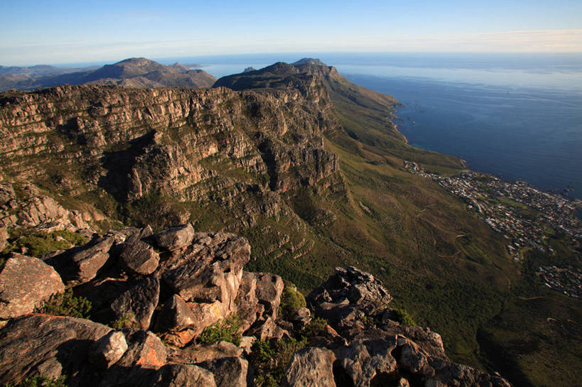 无人,横图,俯视,航拍,室外,白天,旅游,度假,草地,石头,美景,山,山脉,植物,非洲,南非,阴影,光线,石子,影子,景观,山顶,山峰,云,云朵,山峦,首都,云彩,娱乐,草,蓝色,绿色,白云,蓝天,天空,阳光,自然,群山,天,享受,休闲,景色,放松,晴朗,鸟瞰,自然风光,开普敦,桌山,省会,阿非利加洲,立法首都,南非共和国,西开普省,颠峰,极峰,石块,岩石,晴空,彩图,高角度拍摄