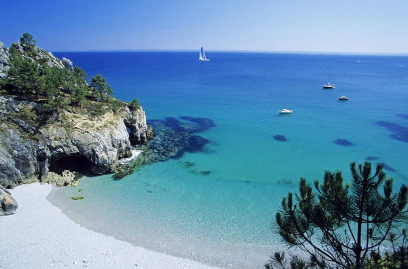 帆船,无人,横图,俯视,室外,白天,旅游,度假,海浪,海洋,石头,美景,沙滩,植物,船,松树,法国,欧洲,阴影,光线,沙子,石子,影子,海岸,景观,浪花,水平线,悬崖,辽阔,海平线,沙地,娱乐,树,树木,蓝色,绿色,蓝天,天空,阳光,自然,海水,交通工具,天,享受,休闲,广阔,景色,放松,生长,晴朗,成长,一望无际,布列塔尼,西欧,法兰西,自然风光,载具,坚定,海景,万里无云,法兰西共和国,法兰西第五共和国,长寿,贞洁,绝壁,无边无际,一马平川,菲尼斯泰尔省,布列塔尼地区,非尼斯泰尔省,大海,风浪,海,海水的波动,海滩,近岸浪,石块,岩石,涌浪,晴空,晴空万里,彩图,高角度拍摄,克罗松半岛,水天相接,水天一线