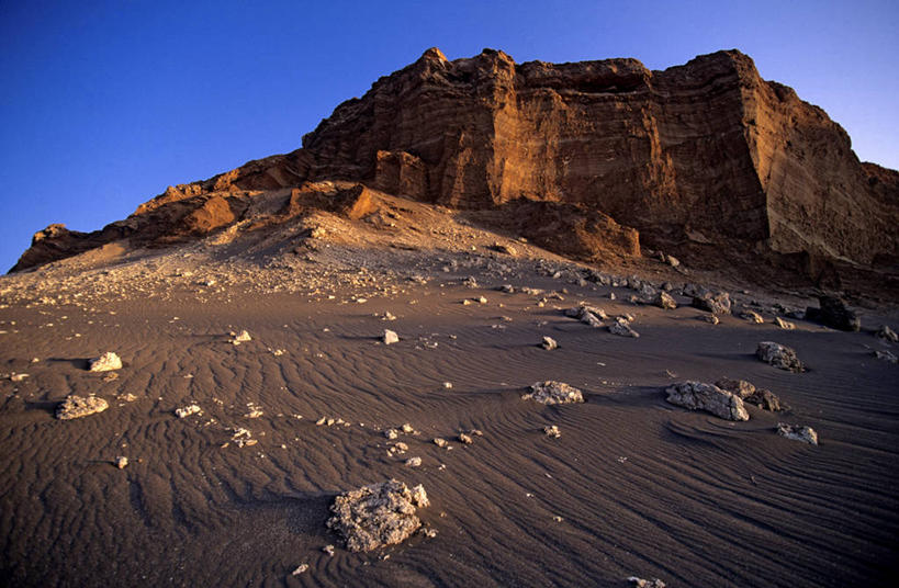 无人,横图,室外,白天,正面,旅游,度假,石头,美景,沙漠,智利,阴影,光线,石子,影子,景观,悬崖,娱乐,蓝色,蓝天,天空,阳光,自然,天,享受,休闲,景色,南美,放松,晴朗,南美洲,拉丁美洲,自然风光,美洲,万里无云,亚美利加洲,南亚美利加洲,智利共和国,绝壁,安托法加斯塔,月亮谷,安托法加斯塔省,大漠,砂漠,石块,岩石,晴空,晴空万里,彩图