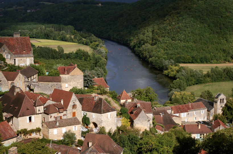 无人,家,横图,俯视,航拍,室外,白天,旅游,度假,草地,草坪,美景,树林,植物,建筑,法国,欧洲,阴影,光线,瓦片,影子,房屋,屋顶,屋子,景观,顶棚,瓦,娱乐,楼房,住宅,草,树,树木,绿色,阳光,自然,享受,休闲,景色,放松,建造,生长,成长,西欧,鸟瞰,法兰西,自然风光,屋瓦,法兰西共和国,阿基坦,法兰西第五共和国,多尔多涅省,亚魁当,阿基坦大区,多尔多涅,彩图,高角度拍摄,房子,萨拉拉卡内达区,卡斯泰尔诺拉沙佩尔