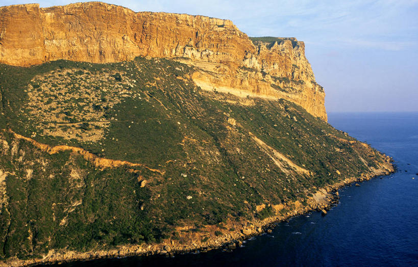 无人,横图,俯视,航拍,室外,白天,旅游,度假,草地,海浪,海洋,石头,美景,植物,法国,欧洲,阴影,光线,石子,影子,景观,浪花,水平线,悬崖,辽阔,海平线,娱乐,草,蓝色,绿色,蓝天,天空,阳光,自然,海水,天,享受,休闲,广阔,景色,放松,晴朗,一望无际,西欧,鸟瞰,法兰西,自然风光,海景,卡西斯,万里无云,法兰西共和国,法兰西第五共和国,绝壁,无边无际,一马平川,罗纳河口,普罗旺斯.阿尔卑斯.蓝色海岸,普罗旺斯.阿尔卑斯.蓝色海岸大区,罗讷河口省,大海,风浪,海,海水的波动,近岸浪,石块,岩石,涌浪,晴空,晴空万里,彩图,高角度拍摄,水天相接,水天一线