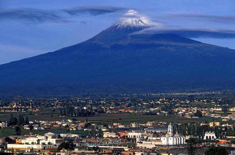 无人,家,横图,室外,白天,正面,旅游,度假,草地,草坪,火山,石头,美景,山,山脉,植物,城市风光,城市,建筑,墨西哥,阴影,光线,石子,影子,房屋,屋子,景观,山峰,云,云朵,公寓,建筑群,山峦,云彩,娱乐,建设,洋房,楼房,住宅,草,树,树木,蓝色,绿色,白云,蓝天,天空,阳光,自然,群山,天,享受,休闲,景色,放松,生长,晴朗,成长,北美,北美洲,美洲,普埃布拉州,普埃布拉,北亚美利加洲,亚美利加洲,墨西哥合众国,仙人掌王国,波波卡特佩特火山,活火山,石块,岩石,晴空,彩图,房子
