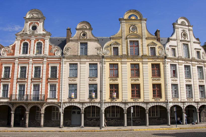 无人,家,横图,室外,白天,仰视,旅游,度假,美景,窗户,门,城市风光,城市,建筑,法国,欧洲,一排,阴影,整齐,光线,影子,房屋,墙,屋子,景观,公寓,拱门,走道,走廊,过道,娱乐,建设,洋房,楼房,玻璃窗,墙壁,墙面,住宅,排列,蓝色,蓝天,天空,阳光,门框,天,享受,休闲,景色,放松,晴朗,西欧,队列,法兰西,万里无云,法兰西共和国,省会,法兰西第五共和国,北部.加来海峡,北部.加来海峡大区,诺尔.加莱大区,阿拉斯,加来海峡省,晴空,晴空万里,彩图,低角度拍摄,房子