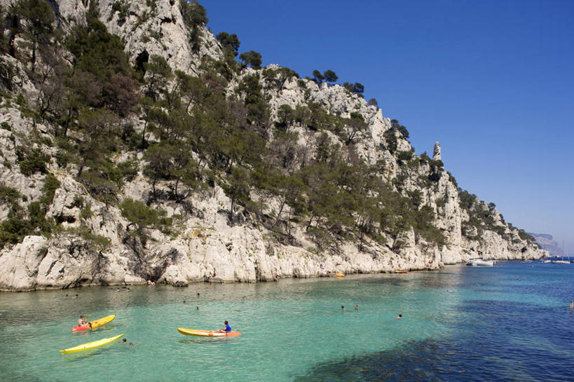 皮划艇,无人,横图,室外,白天,正面,旅游,度假,海浪,海洋,石头,美景,植物,船,法国,欧洲,阴影,光线,石子,影子,景观,浪花,悬崖,娱乐,树,树木,蓝色,绿色,蓝天,天空,阳光,自然,海水,交通工具,天,享受,休闲,景色,放松,生长,晴朗,成长,西欧,法兰西,自然风光,载具,海景,卡西斯,万里无云,法兰西共和国,法兰西第五共和国,绝壁,罗纳河口,普罗旺斯.阿尔卑斯.蓝色海岸,普罗旺斯.阿尔卑斯.蓝色海岸大区,罗讷河口省,大海,风浪,海,海水的波动,近岸浪,石块,岩石,涌浪,晴空,晴空万里,彩图