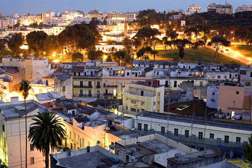 无人,家,横图,俯视,室外,白天,旅游,度假,美景,日落,植物,城市风光,城市,建筑,路灯,棕榈树,叶子,照明,非洲,摩洛哥,阴影,光线,影子,房屋,屋子,景观,晚霞,霞光,落日,公寓,建筑群,灯光,绿叶,娱乐,建设,洋房,楼房,住宅,灯,树,树木,蓝色,绿色,蓝天,天空,自然,黄昏,天,享受,休闲,嫩叶,景色,彩霞,放松,生长,成长,照亮,照明设备,棕榈叶,省会,阿非利加洲,摩洛哥王国,夕照,薄暮,丹吉尔,丹吉尔省,叶,叶片,夕阳,棕树,棕榈,彩图,高角度拍摄,傍晚,房子,斜阳