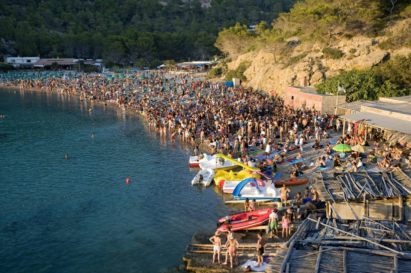 西方人,站,横图,俯视,室外,白天,旅游,度假,海浪,海洋,美景,沙滩,树林,植物,西班牙,欧洲,欧洲人,阴影,服装,光线,伞,沙子,影子,雨伞,遮阳伞,海岸,景观,浪花,沙地,许多人,娱乐,阳伞,树,树木,衣服,绿色,阳光,自然,海水,站着,一群人,享受,休闲,景色,放松,服饰,生长,成长,太阳伞,衣着,穿着,南欧,自然风光,海景,西班牙王国,衣饰,巴利阿里群岛,巴利阿里,男人,男性,年轻男性,年轻女性,女人,女性,白种人,大海,风浪,海,海水的波动,海滩,近岸浪,涌浪,站立,彩图,高角度拍摄,全身,伊维萨岛