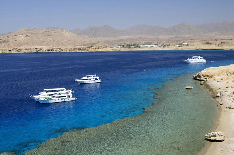 无人,横图,俯视,室外,白天,旅游,度假,海浪,海洋,美景,沙滩,城市,轮船,船,非洲,埃及,阴影,光线,沙子,影子,海岸,景观,浪花,沙地,娱乐,蓝色,蓝天,天空,阳光,自然,海水,交通工具,天,享受,休闲,景色,放松,晴朗,自然风光,载具,海景,万里无云,阿拉伯埃及共和国,金字塔之国,棉花之国,阿非利加洲,南西奈,南西奈省,沙姆沙伊赫,沙尔姆谢赫,西奈半岛,大海,风浪,海,海水的波动,海滩,近岸浪,涌浪,晴空,晴空万里,彩图,高角度拍摄