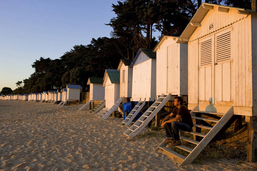 西方人,一个人,家,木屋,坐,横图,室外,白天,侧面,旅游,度假,美景,沙滩,植物,楼梯,法国,欧洲,欧洲人,仅一个男性,仅一个人,仅一个中年男性,阴影,服装,光线,沙子,影子,阶梯,海岸,景观,沙地,休闲装,娱乐,台阶,住宅,树,树木,衣服,蓝色,绿色,蓝天,天空,阳光,自然,天,享受,休闲,休闲服,景色,放松,服饰,生长,晴朗,成长,西欧,法兰西,自然风光,万里无云,法兰西共和国,卢瓦尔河地区,法兰西第五共和国,卢瓦尔,卢瓦尔大区,卢瓦尔河大区,旺代省,男人,男性,中年男性,白种人,海滩,晴空,晴空万里,坐着,彩图,全身,茅舍,茅屋,棚屋,小木屋,小屋