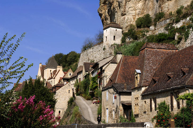 无人,家,横图,室外,白天,仰视,旅游,度假,石头,美景,植物,法国,欧洲,阴影,盛开,光线,石子,影子,房屋,屋子,景观,悬崖,云,云朵,花蕾,云彩,娱乐,楼房,住宅,花,花瓣,花朵,鲜花,树,树木,蓝色,绿色,白云,蓝天,天空,阳光,自然,天,花苞,花蕊,享受,休闲,景色,放松,生长,晴朗,成长,西欧,法兰西,自然风光,法兰西共和国,阿基坦,法兰西第五共和国,绝壁,多尔多涅省,亚魁当,阿基坦大区,多尔多涅,石块,岩石,晴空,彩图,低角度拍摄,房子,贝纳克和卡泽纳克,萨拉拉卡内达区