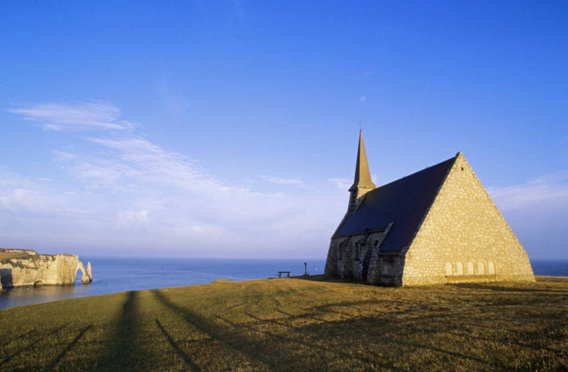 无人,教堂,横图,室外,白天,正面,旅游,度假,草地,草坪,海浪,海洋,名胜古迹,沙滩,植物,标志建筑,地标,建筑,法国,欧洲,阴影,节日,遗迹,光线,沙子,影子,海岸,浪花,水平线,云,云朵,辽阔,海平线,沙地,云彩,古迹,文化,文物,娱乐,建设,古建筑,草,蓝色,绿色,白云,蓝天,天空,阳光,海水,天,祈祷,享受,休闲,广阔,健康,旅游胜地,放松,许愿,宗教,信仰,晴朗,纪念,一望无际,祈求,基督教,西欧,天主教,法兰西,海景,信念,古文明,法兰西共和国,法兰西第五共和国,无边无际,一马平川,上诺曼底,上诺曼底大区,埃特尔塔海岸,平安,大海,风浪,海,海水的波动,海滩,近岸浪,涌浪,晴空,彩图,大教堂,礼拜堂,水天相接,水天一线