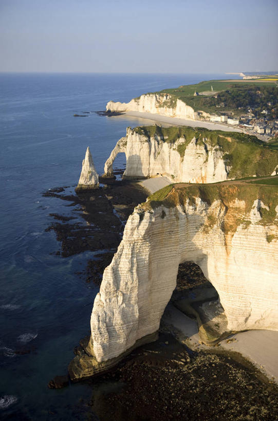 无人,竖图,俯视,室外,白天,旅游,度假,草地,草坪,海浪,海洋,石头,美景,植物,法国,欧洲,阴影,光线,石子,影子,景观,浪花,水平线,悬崖,辽阔,海平线,娱乐,草,蓝色,绿色,蓝天,天空,阳光,自然,海水,天,享受,休闲,广阔,景色,放松,晴朗,一望无际,西欧,法兰西,自然风光,海景,万里无云,法兰西共和国,法兰西第五共和国,绝壁,无边无际,一马平川,上诺曼底,上诺曼底大区,埃特尔塔海岸,大海,风浪,海,海水的波动,近岸浪,石块,岩石,涌浪,晴空,晴空万里,彩图,高角度拍摄,水天相接,水天一线