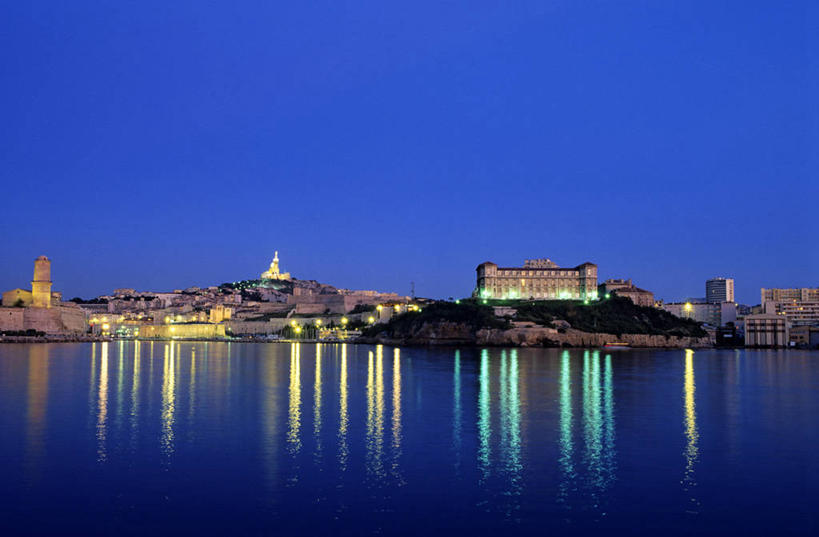 无人,家,教堂,宫殿,横图,室外,夜晚,正面,旅游,度假,马赛,海浪,海洋,名胜古迹,标志建筑,地标,建筑,路灯,照明,法国,欧洲,阴影,节日,遗迹,光线,影子,房屋,屋子,浪花,公寓,灯光,古迹,文化,文物,娱乐,建设,古建筑,洋房,楼房,住宅,灯,蓝色,倒影,蓝天,天空,海水,天,祈祷,享受,休闲,健康,旅游胜地,放松,许愿,宗教,信仰,纪念,祈求,照亮,倒映,宫廷,基督教,照明设备,西欧,普罗旺斯,天主教,法兰西,海景,信念,古文明,法兰西共和国,首府,法兰西第五共和国,王宫,普罗旺斯省,反照,普罗旺斯.阿尔卑斯.蓝色海岸,普罗旺斯.阿尔卑斯.蓝色海岸大区,平安,大海,风浪,海,海水的波动,近岸浪,涌浪,彩图,房子,大教堂,皇宫,礼拜堂,圣母加德大教堂