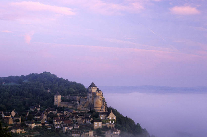 无人,家,横图,室外,白天,正面,旅游,度假,日出,美景,森林,山,山脉,树林,太阳,植物,法国,欧洲,房屋,屋子,景观,山峰,朝霞,晨曦,黎明,山峦,娱乐,楼房,住宅,树,树木,绿色,阳光,自然,群山,享受,休闲,景色,放松,生长,成长,西欧,法兰西,自然风光,法兰西共和国,阿基坦,法兰西第五共和国,多尔多涅省,亚魁当,阿基坦大区,多尔多涅,朝阳,彩图,卯时,破晓,日始,房子,萨拉拉卡内达区,卡斯泰尔诺拉沙佩尔