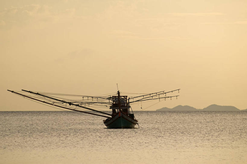 无人,横图,室外,白天,正面,旅游,度假,日出,海浪,海洋,美景,太阳,船,泰国,亚洲,一艘,景观,浪花,木船,朝霞,晨曦,黎明,背光,娱乐,阳光,自然,海水,交通工具,享受,休闲,景色,放松,东南亚,舟,自然风光,载具,逆光,海景,首府,泰王国,甲米,甲米府,大海,风浪,海,海水的波动,近岸浪,涌浪,朝阳,彩图,卯时,破晓,日始
