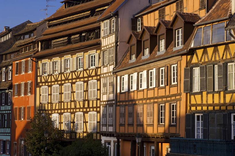 无人,家,横图,室外,白天,正面,旅游,度假,名胜古迹,植物,窗户,标志建筑,地标,建筑,法国,欧洲,阴影,遗迹,光线,影子,房屋,墙,屋子,公寓,古迹,文物,娱乐,建设,古建筑,洋房,楼房,玻璃窗,墙壁,墙面,住宅,树,树木,蓝色,绿色,蓝天,天空,阳光,自然,天,享受,休闲,旅游胜地,放松,生长,晴朗,成长,阿尔萨斯,西欧,法兰西,古文明,万里无云,法兰西共和国,首府,法兰西第五共和国,斯特拉斯堡,阿尔萨斯大区,晴空,晴空万里,彩图,房子,下莱茵省,小法兰西