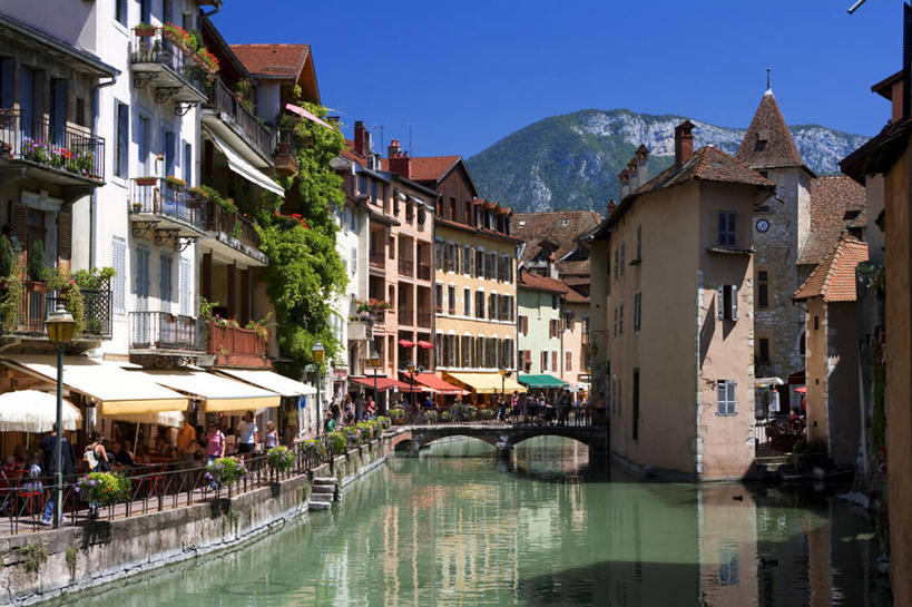 无人,家,横图,室外,白天,正面,度假,河流,石头,美景,山,山脉,水,植物,窗户,城市风光,城市,法国,欧洲,阴影,波纹,光线,伞,石子,影子,雨伞,遮阳伞,房屋,墙,屋子,河水,景观,山峰,水流,公寓,涟漪,山峦,娱乐,阳伞,洋房,楼房,玻璃窗,墙壁,墙面,住宅,树,树木,蓝色,绿色,倒影,蓝天,水纹,天空,阳光,自然,波浪,群山,天,享受,休闲,景色,放松,生长,晴朗,成长,倒映,太阳伞,西欧,法兰西,安纳西,万里无云,法兰西共和国,水晕,法兰西第五共和国,反照,上萨瓦省,上萨瓦,阿讷西,石块,岩石,晴空,晴空万里,彩图,房子,罗讷.阿尔卑斯,罗讷.阿尔卑斯大区