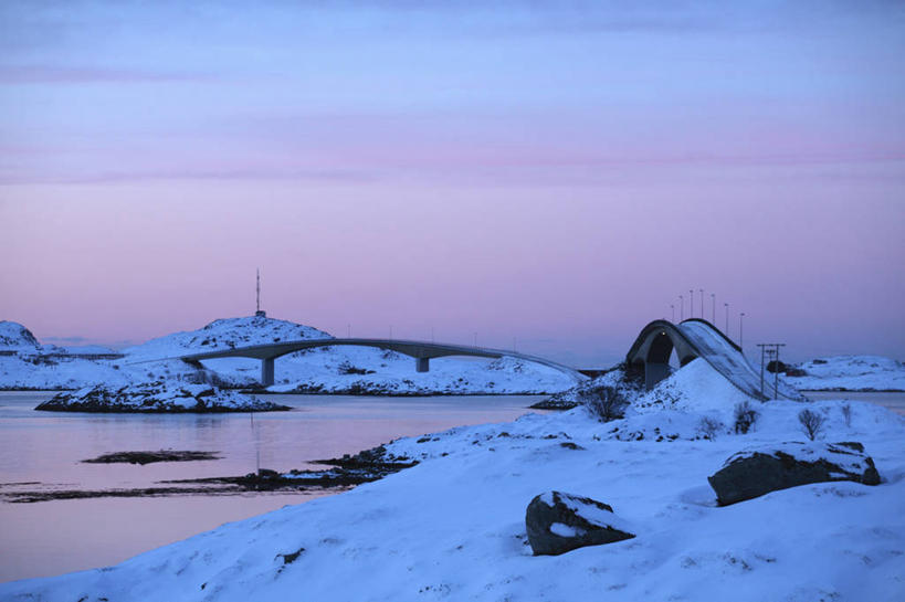 无人,横图,室外,白天,正面,旅游,度假,冰山,河流,美景,日落,水,雪,大雪,大桥,桥梁,挪威,欧洲,河水,积雪,景观,水流,晚霞,霞光,雪景,冬季,冬天,落日,斜拉桥,桥,娱乐,冰川,自然,黄昏,享受,休闲,景色,彩霞,放松,寒冷,斯堪的纳维亚,自然风光,北欧,斯堪的那维亚,斯堪的那维亚半岛,斯堪的纳维亚半岛,冰河,严寒,挪威王国,夕照,薄暮,罗弗敦群岛,斜张桥,诺尔兰,诺尔兰郡,夕阳,彩图,傍晚,斜阳
