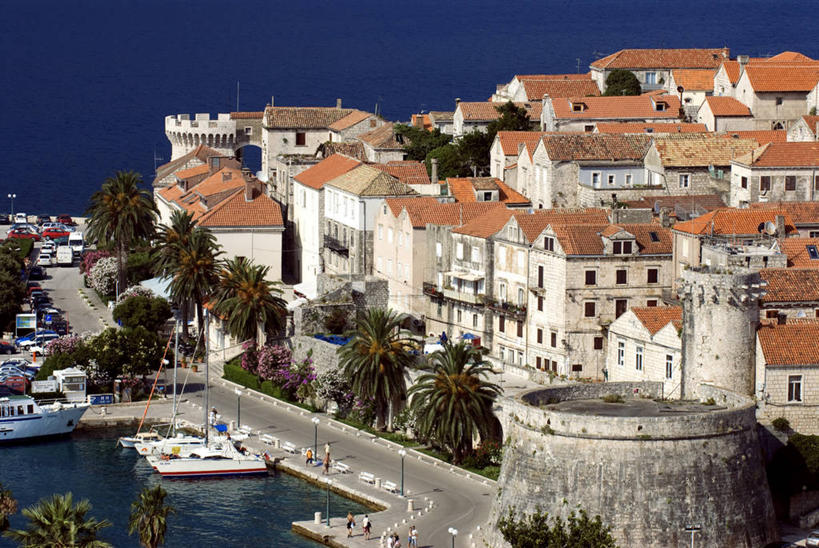 无人,家,横图,俯视,室外,白天,旅游,度假,海浪,海洋,美景,植物,城市风光,城市,建筑,船,欧洲,克罗地亚,阴影,光线,瓦片,影子,房屋,屋顶,屋子,景观,浪花,公寓,游艇,顶棚,瓦,娱乐,建设,洋房,楼房,住宅,树,树木,蓝色,绿色,蓝天,天空,阳光,自然,海水,交通工具,天,享受,休闲,景色,放松,建造,生长,晴朗,成长,载具,海景,屋瓦,万里无云,克罗地亚共和国,达尔马提亚,科尔丘拉,达尔马提亚群岛,科尔丘拉岛,大海,风浪,海,海水的波动,近岸浪,涌浪,晴空,晴空万里,彩图,高角度拍摄,房子,杜布罗夫尼克.内雷特瓦县