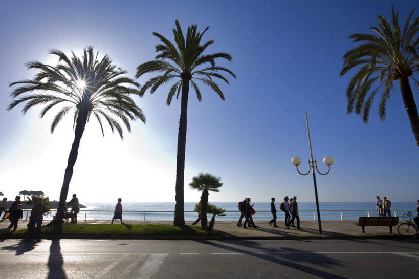 西方人,走,横图,室外,白天,仰视,旅游,度假,草地,草坪,海浪,海洋,美景,植物,路灯,棕榈树,叶子,椅子,照明,法国,欧洲,欧洲人,行人,游客,游人,阴影,服装,光线,影子,木椅,景观,浪花,灯光,绿叶,许多人,休闲装,娱乐,路人,旅客,灯,草,树,树木,衣服,蓝色,绿色,蓝天,天空,阳光,自然,海水,天,一群人,享受,休闲,休闲服,嫩叶,景色,放松,服饰,生长,晴朗,成长,照亮,照明设备,西欧,法兰西,自然风光,海景,棕榈叶,滨海阿尔卑斯,万里无云,法兰西共和国,法兰西第五共和国,普罗旺斯.阿尔卑斯.蓝色海岸,普罗旺斯.阿尔卑斯.蓝色海岸大区,过客,滨海阿尔卑斯省,男人,男性,年轻男性,年轻女性,女人,女性,白种人,叶,叶片,大海,风浪,海,海水的波动,近岸浪,涌浪,晴空,晴空万里,棕树,棕榈,步行,散步,走路,彩图,低角度拍摄,全身,芒通