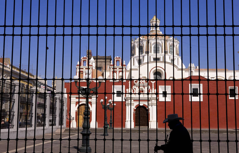 西方人,一个人,栏杆,坐,横图,室外,白天,正面,旅游,度假,名胜古迹,门,标志建筑,地标,建筑,路灯,帽子,照明,墨西哥,欧洲,欧洲人,仅一个男性,仅一个人,仅一个中年男性,阴影,服装,节日,遗迹,光线,影子,围栏,灯光,礼帽,古迹,文化,文物,娱乐,建设,古建筑,护栏,灯,衣服,蓝色,蓝天,天空,阳光,门框,天,祈祷,享受,休闲,健康,旅游胜地,放松,许愿,宗教,服饰,信仰,晴朗,纪念,祈求,照亮,北美,北美洲,基督教,衣着,照明设备,穿着,天主教,修道院,美洲,信念,古文明,万里无云,普埃布拉州,普埃布拉,北亚美利加洲,亚美利加洲,墨西哥合众国,仙人掌王国,衣饰,神学院,修院,隐修院,波波卡特佩特火山,平安,男人,男性,中年男性,白种人,晴空,晴空万里,坐着,半身,彩图