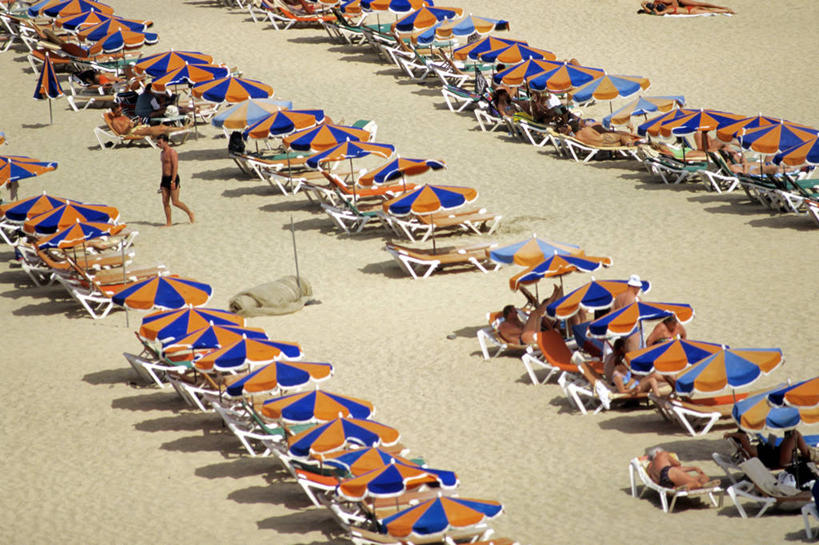 西方人,走,躺,横图,俯视,室外,白天,泳装,比基尼,旅游,度假,美景,沙滩,椅子,西班牙,欧洲,非洲,欧洲人,一排,许多,阴影,整齐,并列,并排,光线,伞,沙子,影子,雨伞,遮阳伞,躺椅,海岸,景观,沙地,很多,许多人,娱乐,阳伞,排列,阳光,自然,一群人,享受,休闲,景色,放松,沙滩椅,太阳伞,加纳利群岛,队列,自然风光,加那利群岛,平行,西班牙王国,阿非利加洲,海外领地,大加那利岛,拉斯帕尔马斯省,卧着,男人,男性,年轻男性,年轻女性,女人,女性,白种人,海滩,步行,散步,躺着,卧,走路,彩图,高角度拍摄,全身,三点式,泳衣