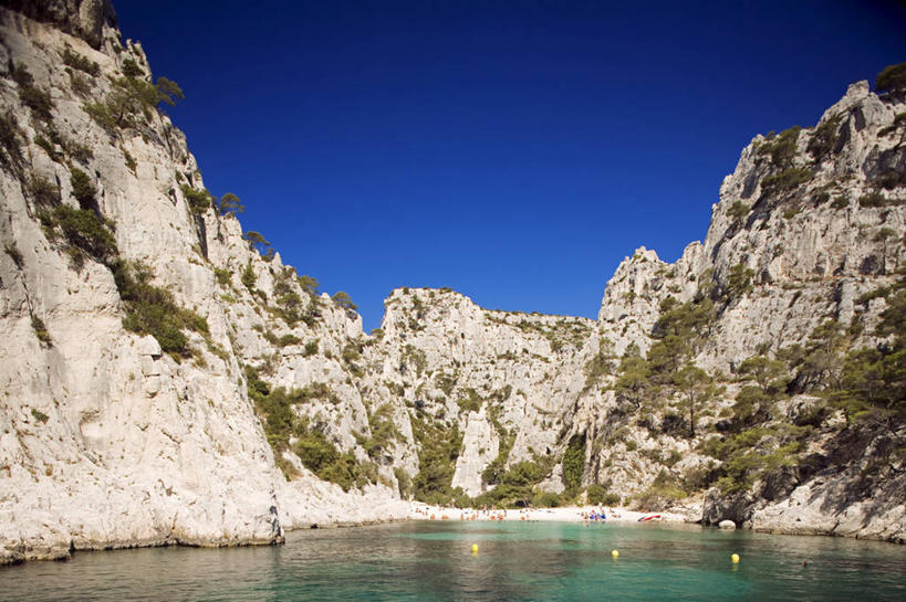 无人,横图,室外,白天,正面,旅游,度假,草地,海浪,海洋,石头,美景,山,山脉,植物,法国,欧洲,阴影,光线,石子,影子,景观,浪花,山峰,悬崖,山峦,娱乐,草,蓝色,绿色,蓝天,天空,阳光,自然,海水,群山,天,享受,休闲,景色,放松,晴朗,西欧,法兰西,自然风光,海景,卡西斯,万里无云,法兰西共和国,法兰西第五共和国,绝壁,罗纳河口,普罗旺斯.阿尔卑斯.蓝色海岸,普罗旺斯.阿尔卑斯.蓝色海岸大区,罗讷河口省,大海,风浪,海,海水的波动,近岸浪,石块,岩石,涌浪,晴空,晴空万里,彩图