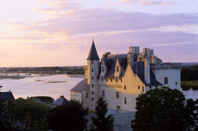 无人,家,横图,室外,白天,正面,旅游,度假,河流,名胜古迹,日落,水,植物,标志建筑,地标,建筑,法国,欧洲,阴影,遗迹,光线,瓦片,影子,堡垒,城堡,房屋,墙,屋顶,屋子,河水,水流,晚霞,霞光,落日,公寓,顶棚,瓦,古迹,文物,娱乐,建设,古建筑,洋房,楼房,墙壁,墙面,住宅,树,树木,绿色,阳光,自然,黄昏,享受,休闲,旅游胜地,彩霞,放松,建造,生长,成长,西欧,要塞,法兰西,古文明,屋瓦,法兰西共和国,卢瓦尔河地区,法兰西第五共和国,夕照,薄暮,卢瓦尔,卢瓦尔大区,卢瓦尔河大区,设防,曼恩.卢瓦尔省,夕阳,彩图,傍晚,房子,索米尔区,斜阳,蒙特索罗