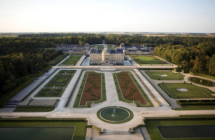 无人,家,横图,俯视,航拍,室外,白天,旅游,度假,草地,草坪,花海,花圃,名胜古迹,植物,别墅,标志建筑,地标,建筑,叶子,法国,欧洲,阴影,环保,遗迹,盛开,光线,影子,堡垒,城堡,房屋,屋子,公寓,防护,花蕾,古迹,文物,娱乐,建设,古建筑,洋房,楼房,住宅,草,花,花瓣,花朵,花卉,鲜花,树,树木,蓝色,绿色,蓝天,天空,阳光,自然,花丛,花束,花田,天,花苞,花蕊,享受,休闲,旅游胜地,放松,生长,晴朗,成长,西欧,要塞,鸟瞰,美好,美妙,法兰西,间隔,古文明,万里无云,法兰西共和国,省会,美观,雅观,法兰西第五共和国,法兰西岛,法兰西岛大区,设防,绿篱,生篱,树篱,植篱,塞纳.马恩省,晴空,晴空万里,彩图,高角度拍摄,房子,默伦,子爵城堡