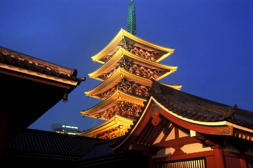 无人,寺庙,横图,室外,夜晚,仰视,旅游,度假,名胜古迹,标志建筑,地标,建筑,东京,日本,亚洲,阴影,节日,遗迹,光线,影子,屋顶,塔,灯光,顶棚,古迹,文化,文物,娱乐,建设,古建筑,宝塔,佛塔,蓝色,蓝天,天空,庙宇,天,祈祷,享受,休闲,健康,浅草寺,旅游胜地,放松,许愿,宗教,佛教,信仰,纪念,祈求,古文明,东亚,本州,关东地方,本州岛,日本国,东京都,浅草雷门观音寺,浅草观音寺,金龙山浅草寺,释教,浅草,台东区,浮图,浮屠,平安,彩图,低角度拍摄,庙,寺,塔婆,浮图塔,浮头,佛图