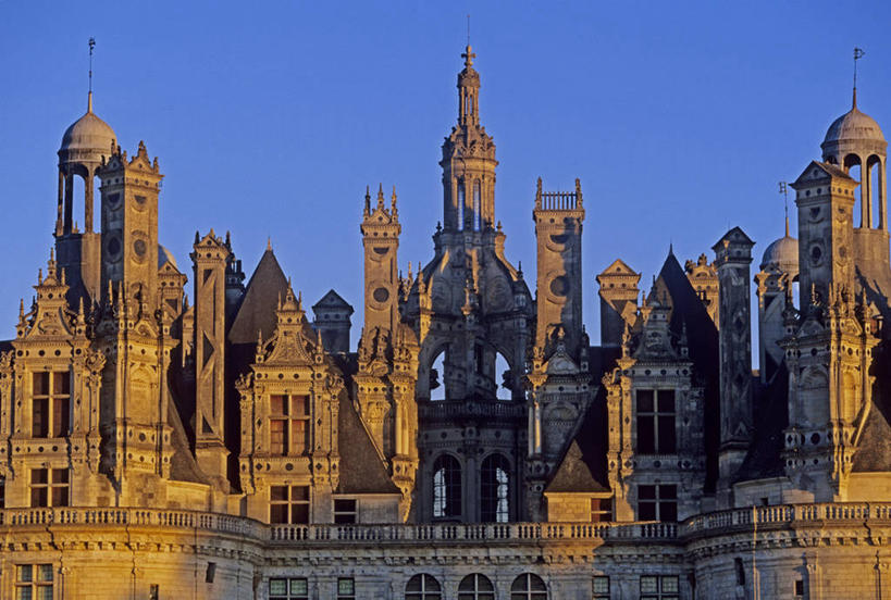 无人,家,横图,室外,白天,正面,旅游,度假,名胜古迹,标志建筑,地标,建筑,法国,欧洲,阴影,遗迹,光线,影子,堡垒,城堡,房屋,墙,屋子,公寓,古迹,文物,娱乐,建设,古建筑,洋房,楼房,墙壁,墙面,住宅,蓝色,蓝天,天空,阳光,天,享受,休闲,旅游胜地,放松,晴朗,西欧,要塞,法兰西,古文明,万里无云,法兰西共和国,法兰西第五共和国,设防,卢瓦尔.谢尔省,中央大区,香博堡,晴空,晴空万里,彩图,房子,香波尔城堡