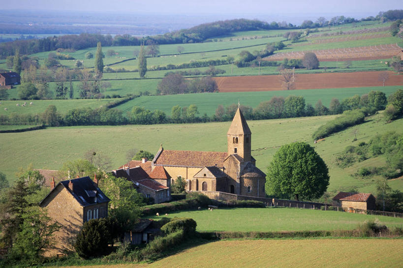 无人,农田,教堂,横图,室外,白天,正面,旅游,度假,庄稼,农作物,草地,草坪,美景,树林,植物,法国,欧洲,阴影,节日,光线,影子,景观,文化,娱乐,草,树,树木,蓝色,绿色,蓝天,天空,阳光,自然,天,祈祷,享受,休闲,健康,景色,放松,许愿,宗教,信仰,生长,晴朗,成长,纪念,祈求,勃艮第,西欧,法兰西,自然风光,信念,万里无云,法兰西共和国,法兰西第五共和国,勃艮第大区,索恩.卢瓦尔省,平安,晴空,晴空万里,彩图,耕地,庄稼田,大教堂,礼拜堂