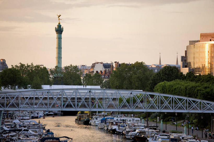 无人,横图,室外,白天,正面,旅游,度假,河流,树林,水,植物,标志建筑,大桥,地标,建筑,轮船,桥梁,船,法国,巴黎,欧洲,停靠,柱子,河水,水流,斜拉桥,桥,首都,娱乐,建设,树,树木,绿色,天空,自然,交通工具,天,享受,休闲,旅游胜地,放松,生长,成长,西欧,停泊,法兰西,载具,法兰西共和国,法兰西第五共和国,法兰西岛,法兰西岛大区,斜张桥,彩图,巴黎省,巴黎市,巴士底广场