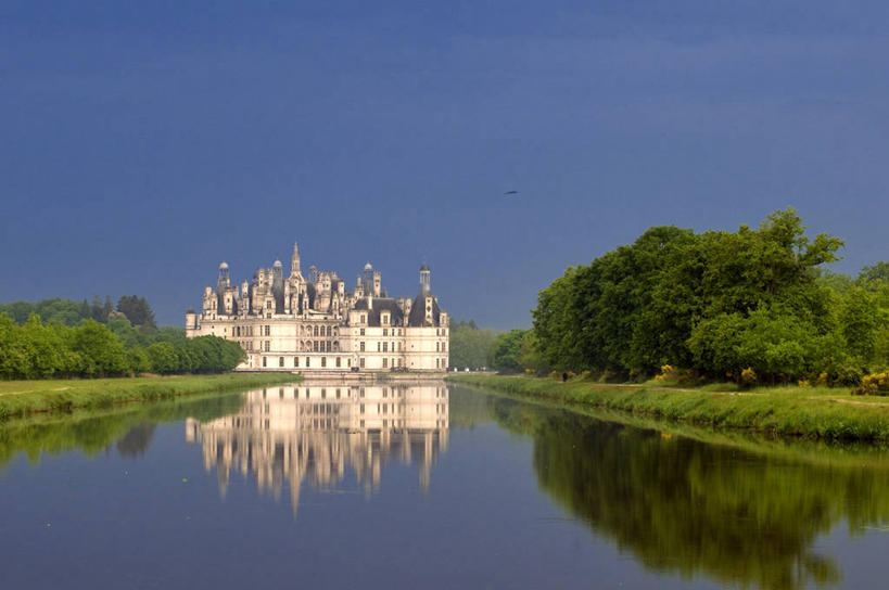 无人,横图,室外,白天,正面,旅游,度假,草地,草坪,湖,湖泊,名胜古迹,树林,水,植物,标志建筑,地标,建筑,法国,欧洲,阴影,遗迹,光线,影子,堡垒,城堡,湖面,水流,水面,古迹,文物,娱乐,建设,古建筑,草,树,树木,绿色,倒影,天空,阳光,自然,湖水,天,享受,休闲,旅游胜地,放松,生长,成长,倒映,西欧,要塞,法兰西,古文明,法兰西共和国,法兰西第五共和国,反照,设防,卢瓦尔.谢尔省,中央大区,香博堡,彩图,香波尔城堡