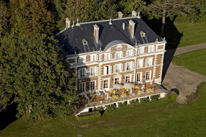 无人,宾馆,横图,俯视,航拍,室外,白天,旅游,度假,草地,草坪,美景,树林,植物,窗户,酒店,法国,欧洲,一排,许多,阴影,整齐,并列,并排,盛开,光线,影子,景观,很多,花蕾,娱乐,玻璃窗,草,花,花瓣,花朵,鲜花,树,树木,排列,绿色,阳光,自然,花苞,花蕊,享受,休闲,景色,放松,生长,成长,旅社,勃艮第,西欧,鸟瞰,队列,法兰西,自然风光,平行,法兰西共和国,法兰西第五共和国,勃艮第大区,约讷省,彩图,高角度拍摄,客店,客栈,旅店,旅馆,商旅,桑斯区,克莱里河畔萨维尼