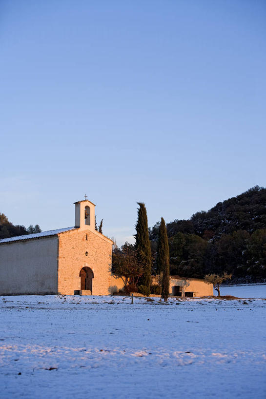 无人,教堂,竖图,室外,白天,正面,旅游,度假,美景,山,山脉,树林,雪,植物,大雪,法国,欧洲,阴影,节日,时间,光线,时钟,影子,积雪,景观,山峰,雪景,冬季,冬天,山峦,计时,文化,娱乐,树,树木,蓝色,绿色,蓝天,天空,阳光,自然,钟表,群山,天,祈祷,享受,休闲,健康,表,景色,放松,寒冷,许愿,宗教,信仰,生长,晴朗,成长,纪念,祈求,西欧,法兰西,自然风光,信念,万里无云,法兰西共和国,法兰西第五共和国,严寒,塔钟,普罗旺斯.阿尔卑斯.蓝色海岸,普罗旺斯.阿尔卑斯.蓝色海岸大区,平安,钟,晴空,晴空万里,彩图,大教堂,礼拜堂,上普罗旺斯阿尔卑斯省,芒奥斯屈埃