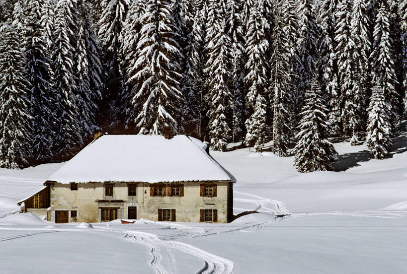 无人,家,横图,室外,白天,正面,旅游,度假,美景,森林,树林,雪,植物,大雪,窗户,法国,欧洲,阴影,光线,影子,房屋,屋子,积雪,景观,雪景,冬季,冬天,公寓,娱乐,洋房,楼房,玻璃窗,住宅,树,树木,绿色,阳光,自然,享受,休闲,景色,放松,寒冷,生长,成长,西欧,法兰西,自然风光,法兰西共和国,法兰西第五共和国,严寒,弗朗什.孔泰,弗朗什.孔泰大区,杜省,彩图,房子