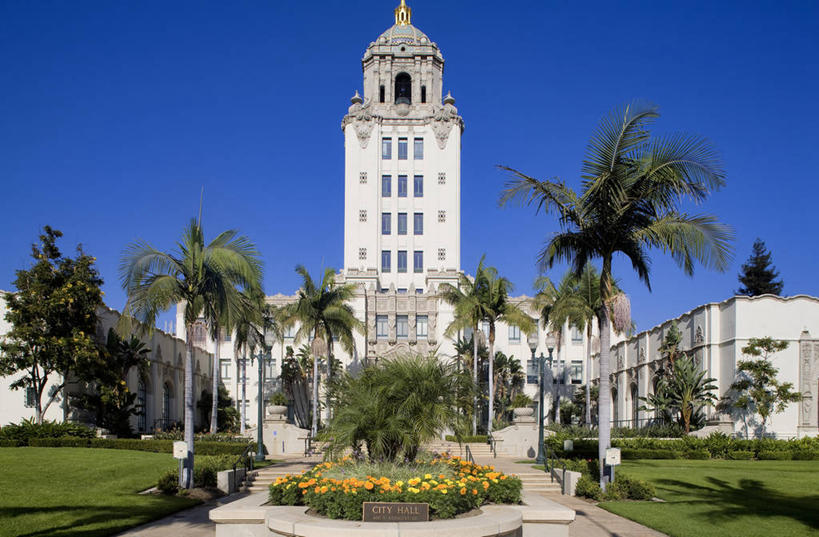 无人,横图,室外,白天,正面,旅游,度假,草地,草坪,花海,花圃,植物,标志建筑,城市,地标,建筑,棕榈树,叶子,美国,阴影,盛开,光线,影子,绿叶,花蕾,娱乐,建设,草,花,花瓣,花朵,花卉,鲜花,树,树木,蓝色,绿色,蓝天,天空,阳光,自然,花丛,花束,花田,天,花苞,花蕊,享受,休闲,嫩叶,旅游胜地,放松,生长,晴朗,成长,北美,北美洲,加利福尼亚,市政厅,美洲,棕榈叶,加州,洛杉矶,加利福尼亚州,万里无云,金州,黄金州,比佛利山庄,北亚美利加洲,亚美利加洲,贝弗利山,比华利山,天使之城,贝弗利山庄,比弗利山庄,叶,叶片,晴空,晴空万里,棕树,棕榈,彩图,美利坚合众国