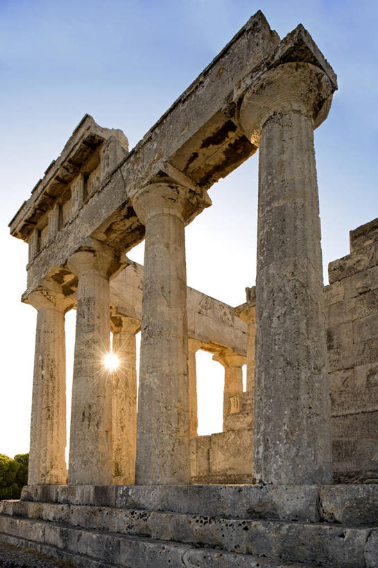 无人,寺庙,竖图,室外,白天,正面,旅游,度假,名胜古迹,太阳,楼梯,标志建筑,地标,建筑,希腊,欧洲,一排,阴影,节日,遗迹,整齐,并列,并排,光线,影子,柱子,阶梯,云,云朵,燃烧,云彩,古迹,文化,文物,娱乐,建设,古建筑,台阶,排列,蓝色,白云,蓝天,天空,阳光,香火,庙宇,天,祈祷,享受,休闲,健康,旅游胜地,放松,许愿,宗教,信仰,晴朗,纪念,祈求,队列,平行,古文明,希腊共和国,平安,晴空,彩图,庙,寺,阿尔戈.萨罗尼克群岛,埃伊纳岛,萨罗尼克群岛,阿法埃娅,阿法埃娅神庙