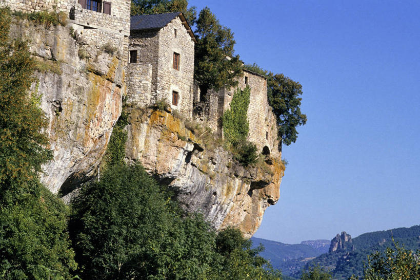 无人,家,横图,室外,白天,仰视,旅游,度假,美景,森林,山,山脉,树林,植物,法国,欧洲,阴影,光线,影子,房屋,屋子,景观,山峰,悬崖,公寓,山峦,娱乐,洋房,楼房,住宅,树,树木,蓝色,绿色,蓝天,天空,阳光,自然,群山,天,享受,休闲,景色,放松,生长,晴朗,成长,西欧,法兰西,自然风光,万里无云,法兰西共和国,法兰西第五共和国,绝壁,南部.比利牛斯,阿韦龙省,南部.比利牛斯大区,晴空,晴空万里,彩图,低角度拍摄,房子