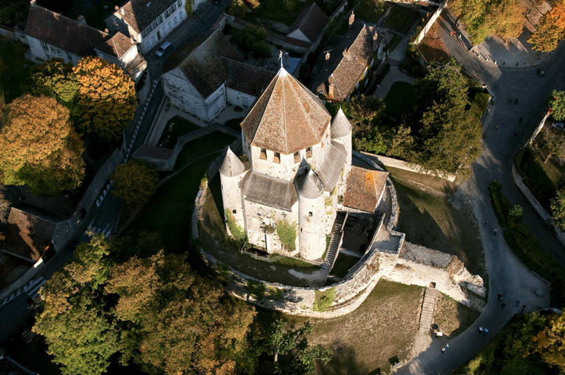 无人,家,横图,俯视,航拍,室外,白天,旅游,度假,名胜古迹,树林,植物,标志建筑,地标,建筑,法国,欧洲,阴影,遗迹,光线,影子,堡垒,城堡,房屋,屋子,公寓,古迹,文物,娱乐,建设,古建筑,洋房,楼房,住宅,树,树木,绿色,阳光,自然,享受,休闲,旅游胜地,放松,生长,成长,西欧,要塞,鸟瞰,法兰西,古文明,法兰西共和国,法兰西第五共和国,法兰西岛,法兰西岛大区,设防,塞纳.马恩省,彩图,高角度拍摄,房子,普罗万