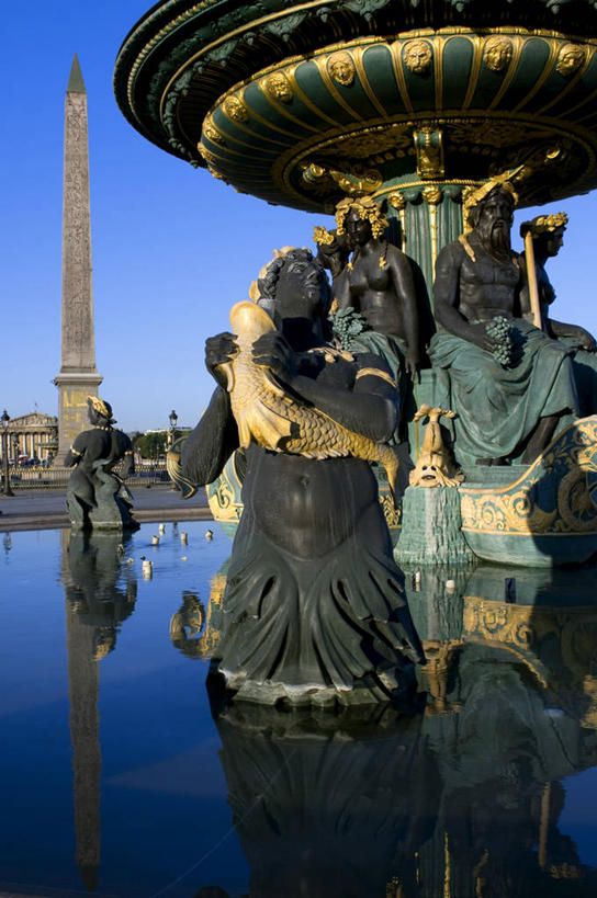 无人,广场,竖图,室外,白天,正面,旅游,度假,水,标志建筑,地标,建筑,喷泉,雕塑,法国,巴黎,欧洲,阴影,艺术,装饰,高大,光线,雕刻,雕像,液体,影子,景观,水滴,塔,首都,宏伟,文化,娱乐,建设,蓝色,蓝天,天空,阳光,工艺品,天,品味,享受,休闲,旅游胜地,放松,晴朗,纪念,美术,方尖碑,西欧,法兰西,主题,水景,陈列,万里无云,法兰西共和国,协和广场,功能,美学,美观,法兰西第五共和国,巴黎协和广场,法兰西岛,法兰西岛大区,高峻,嵬峨,埃及方尖碑,巴黎广场方尖塔,设计,晴空,晴空万里,彩图,巴黎省,巴黎市