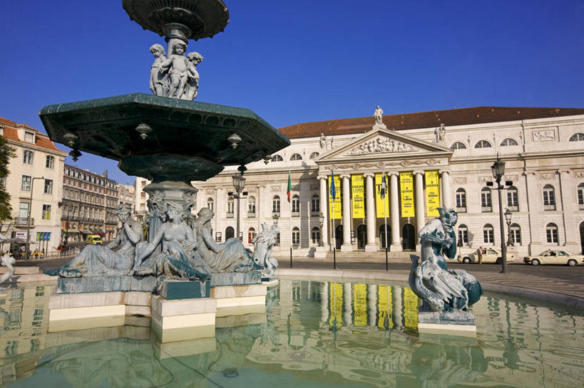 无人,家,横图,室外,白天,正面,旅游,度假,窗户,标志建筑,地标,建筑,喷泉,雕塑,葡萄牙,欧洲,一排,阴影,艺术,整齐,装饰,并列,并排,光线,雕刻,雕像,影子,房屋,屋子,景观,首都,文化,娱乐,建设,楼房,里斯本,玻璃窗,住宅,排列,蓝色,蓝天,天空,阳光,工艺品,天,品味,享受,休闲,旅游胜地,放松,晴朗,纪念,美术,队列,南欧,主题,水景,平行,陈列,万里无云,功能,美学,美观,葡萄牙共和国,设计,晴空,晴空万里,彩图,房子,罗西欧广场,罗西乌广场,佩德罗四世广场