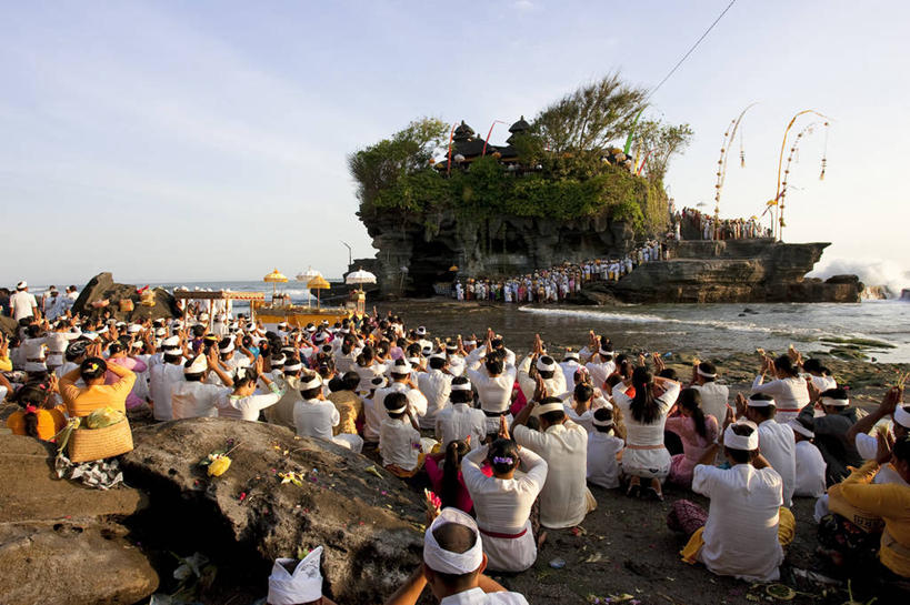 东方人,寺庙,站,坐,横图,室外,白天,民族服装,旅游,度假,海浪,海洋,名胜古迹,沙滩,树林,植物,标志建筑,地标,建筑,帽子,印度尼西亚,印尼,亚洲,行人,阴影,节日,遗迹,光线,沙子,影子,海岸,浪花,云,云朵,沙地,许多人,云彩,注视,黄种人,古迹,文化,文物,娱乐,建设,古建筑,路人,树,树木,背面,蓝色,绿色,白云,蓝天,天空,阳光,自然,海水,庙宇,天,观察,看,祈祷,站着,一群人,享受,休闲,健康,旅游胜地,巴厘岛,放松,许愿,宗教,东南亚,佛教,信仰,生长,晴朗,成长,观看,纪念,祈求,察看,关注,海景,古文明,海神庙,印度尼西亚共和国,释教,巴厘省,过客,平安,男人,男性,年轻男性,年轻女性,女人,女性,亚洲人,大海,风浪,海,海水的波动,海滩,近岸浪,涌浪,晴空,站立,坐着,半身,彩图,传统服装,民俗服,庙,寺
