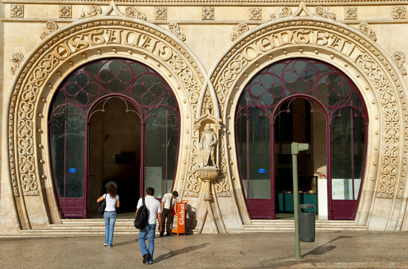 西方人,三个人,站,走,横图,室外,白天,旅游,度假,窗户,落地窗,标志建筑,地标,建筑,雕塑,葡萄牙,欧洲,欧洲人,行人,阴影,服装,裤子,艺术,装饰,光线,包,雕刻,雕像,影子,墙,首都,旅行包,牛仔裤,休闲装,娱乐,建设,里斯本,路人,玻璃窗,墙壁,墙面,背面,衣服,阳光,背包,工艺品,站着,享受,休闲,休闲服,旅游胜地,放松,服饰,纪念,美术,南欧,主题,陈列,功能,美学,旅游包,葡萄牙共和国,过客,男人,男性,年轻男性,年轻女性,女人,女性,白种人,步行,散步,站立,走路,彩图,全身,罗西欧广场,罗西乌广场,佩德罗四世广场,双肩包