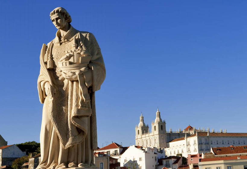 西方人,一个人,无人,家,教堂,站,横图,室外,白天,正面,旅游,度假,美景,城市风光,标志建筑,城市,地标,建筑,雕塑,葡萄牙,欧洲,欧洲人,仅一个男性,仅一个人,仅一个中年男性,握,阴影,节日,艺术,装饰,光线,雕刻,雕像,影子,房屋,屋子,景观,公寓,建筑群,首都,注视,文化,娱乐,建设,洋房,楼房,里斯本,住宅,蓝色,蓝天,天空,阳光,工艺品,天,低头,观察,看,祈祷,站着,享受,休闲,健康,景色,放松,握着,许愿,宗教,信仰,晴朗,观看,纪念,祈求,美术,察看,关注,南欧,主题,陈列,信念,太阳门广场,万里无云,功能,美学,垂头,葡萄牙共和国,袍子,阿尔法玛,平安,男人,男性,中年男性,白种人,晴空,晴空万里,站立,半身,彩图,房子,大教堂,礼拜堂